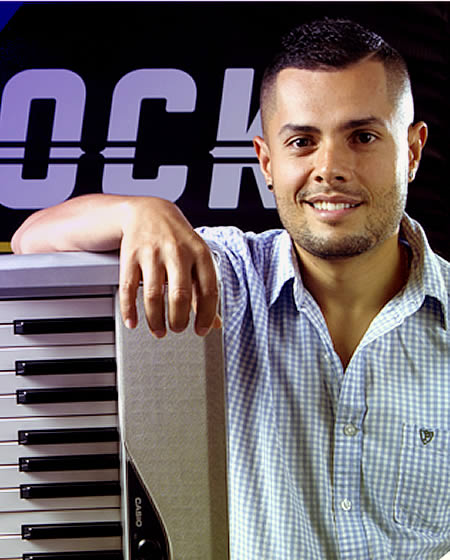 Omar Andrés Rivera profesor de piano en Solorock academia de música