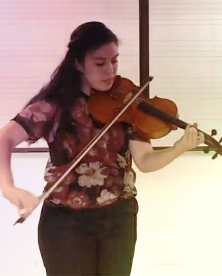 Valentina Uribe profesora de violín en Solorock Academia de Música